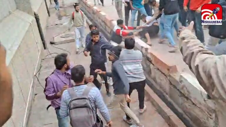 Rewa Medical College Ragging News : रैगिंग के विरोध पर भड़के सीनियर: जूनियर छात्रों पर लाठियों से हमला, अस्पताल के इमरजेंसी वार्ड में मची अफरा-तफरी