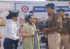 Traffic Rules Awareness Indore : सड़क हादसों को रोकने के लिए पुलिस की अनूठी पहल; हेलमेट वितरण के साथ जागरूकता अभियान ने घटाया मृत्यु दर