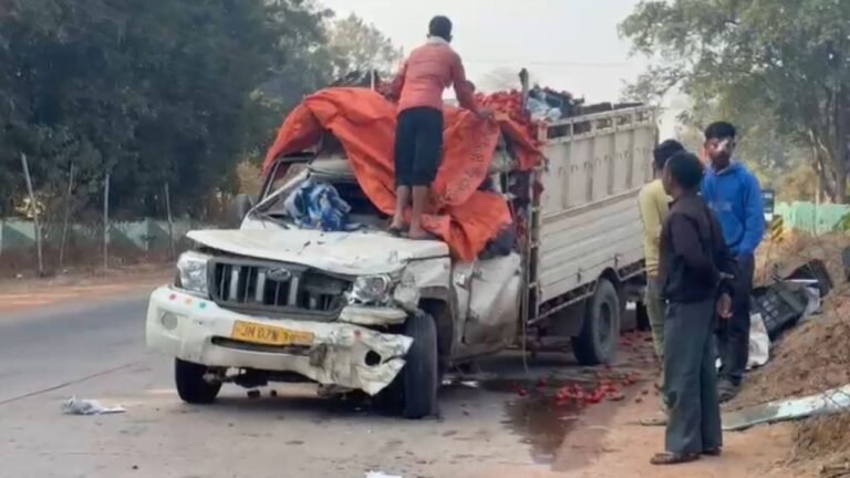 Pickup Truck Collision Gamhariya : एनएच-43 पर खड़ी ट्रक से टकराई तेज रफ्तार पिकअप; हादसे के बाद ट्रक चालक फरार, दो घायल जिला अस्पताल में भर्ती