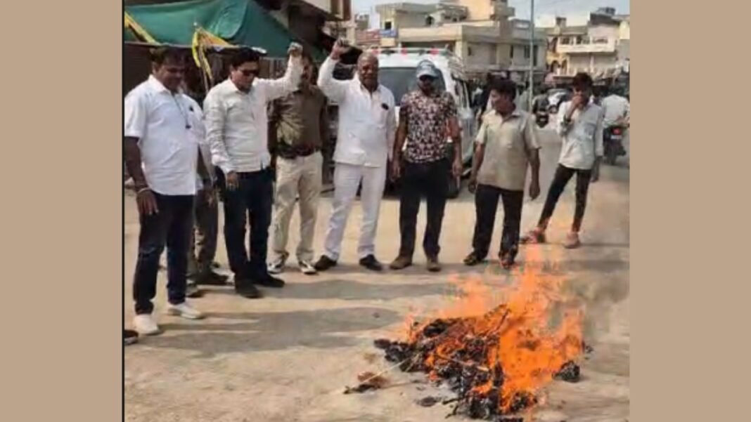 Kailash Vijayvargiya Putla Dahan : बड़वानी : नेता प्रतिपक्ष पर अभद्र टिप्पणी के विरोध में कांग्रेस ने फूंका कैलाश विजयवर्गीय का पुतला; इस्तीफे की मांग