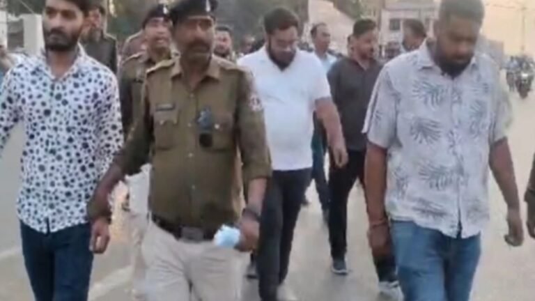 Birthday Celebration On Road : सूरजपुर: बीच सड़क पर जन्मदिन मनाकर राहगीरों को डराने वाले 7 युवक गिरफ्तार; पुलिस ने कोतवाली से कोर्ट तक निकाला पैदल जुलूस