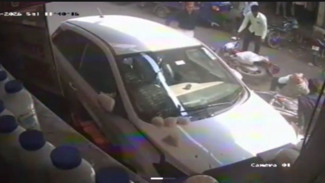 Speeding Car Crash CCTV : कटनी में तेज रफ्तार कार का कहर: सिल्वर टॉकीज मोड़ पर चार दुकानों को रौंदा, हादसे में 5 घायल