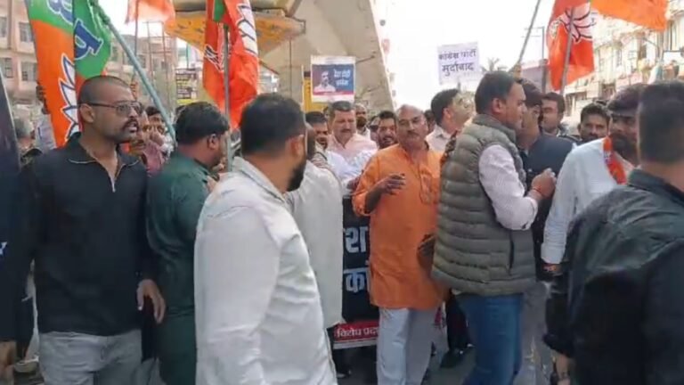 BJP Protest Against Congress : दिल्ली के ‘शर्टलेस’ प्रदर्शन की गूंज रीवा में: आमने-सामने आए भाजपा-कांग्रेस कार्यकर्ता, पुलिस ने संभाला मोर्चा
