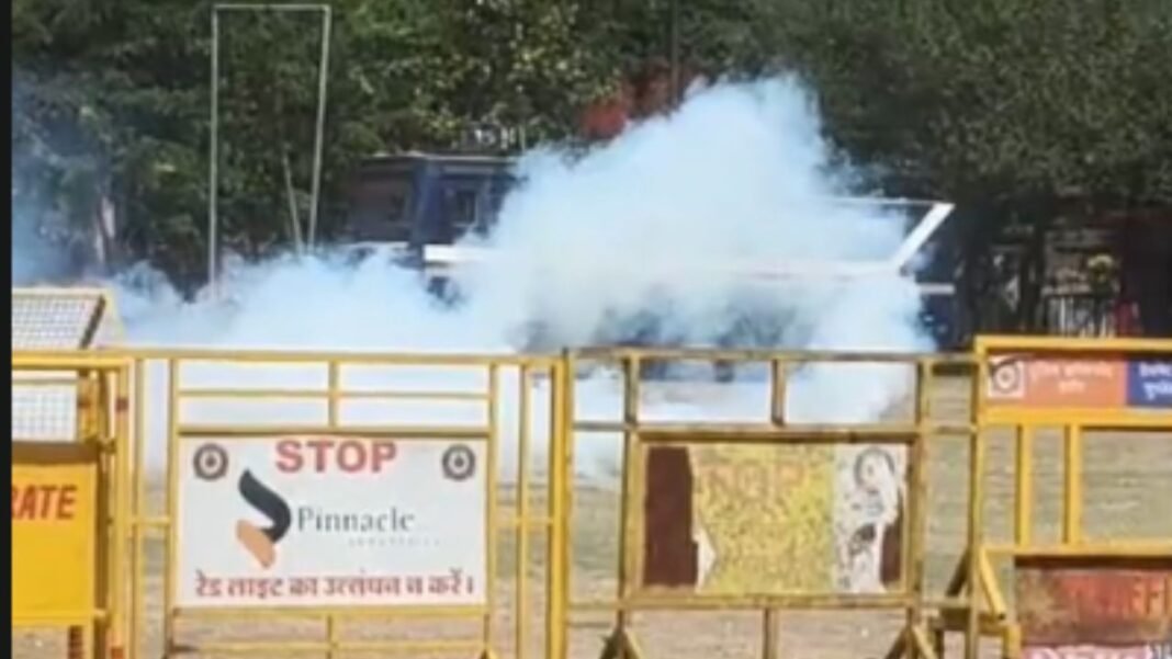Indore Police Mock Drill : इंदौर: पुलिस की ‘बलवा ड्रिल’ ने शहरवासियों को रुलाया; डीआरपी लाइन में छोड़ी गई आंसू गैस से राहगीर और रहवासी बेहाल