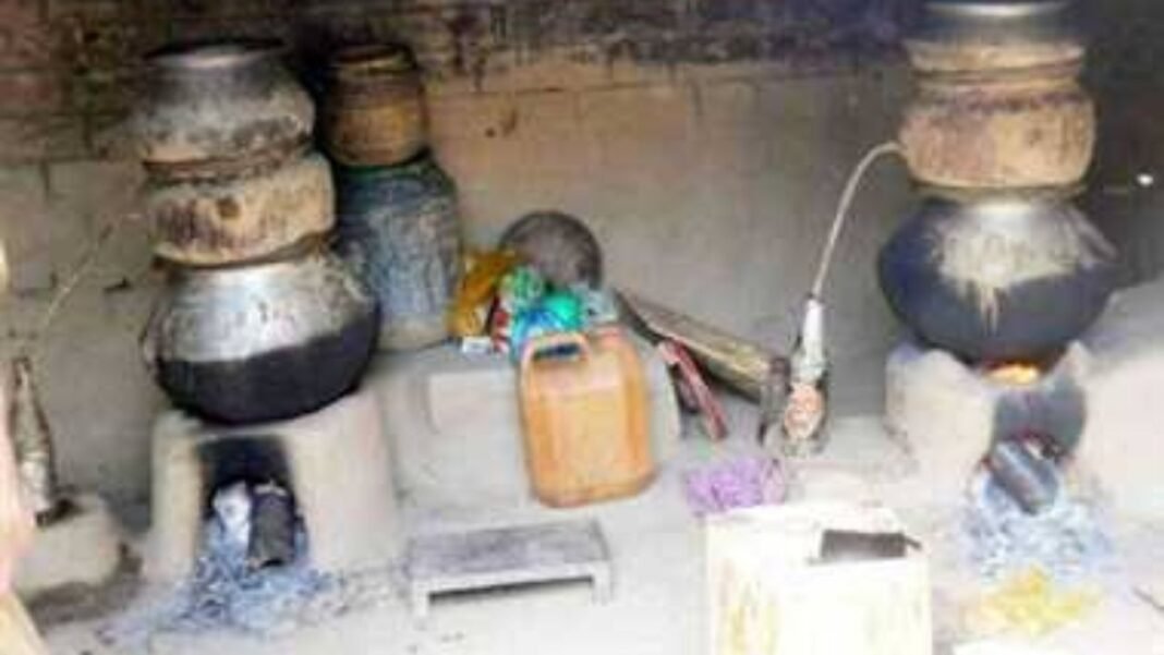 Gharghoda Illegal Liquor Trade : घरघोड़ा में ‘सिस्टम’ की सरपरस्ती में धधक रही अवैध भट्ठियां; जहरीली शराब कांड के मुहाने पर क्षेत्र