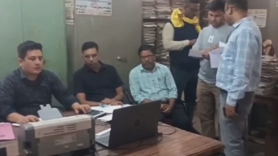 Katni Lokayukta Raid : कटनी बिग ब्रेकिंग: जिला पंचायत का लेखपाल ₹5000 की रिश्वत लेते गिरफ्तार; सस्पेंड सचिव की बहाली के लिए मांगी थी ‘घूस’
