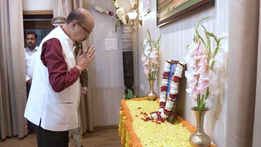 Veer Savarkar Death Anniversary : राज्यपाल रमेन डेका ने वीर सावरकर की पुण्यतिथि पर अर्पित की पुष्पांजलि; कहा- “वे महान क्रांतिकारी के साथ प्रखर विचारक भी थे”