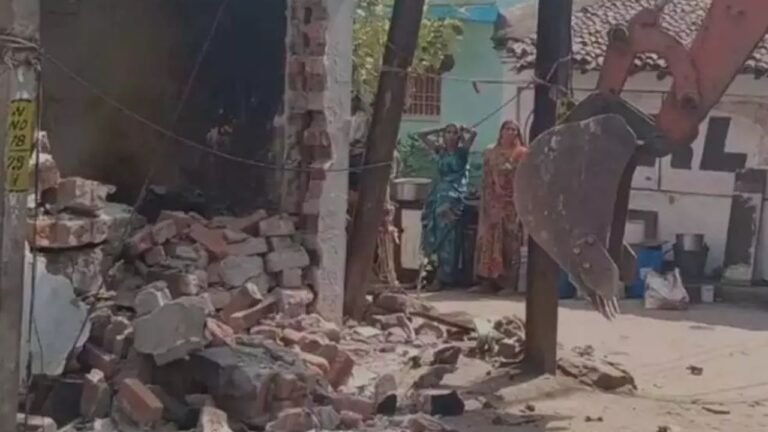 Manish Deshmukh Hotel Demolished : ‘बाबा की बारात’ में की थी हत्या, अब प्रशासन ने तोड़ा अवैध होटल: दुर्ग के शक्ति नगर चौक से हटा अतिक्रमण