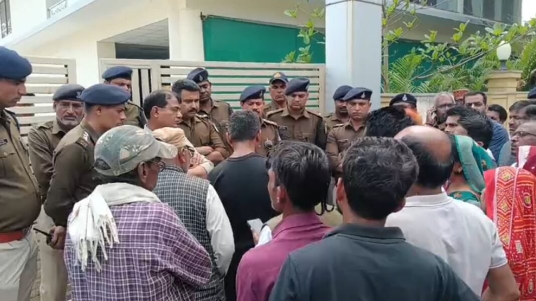 Rewa Innocent Death Protest : रसूख और राजनीति की भेंट चढ़ी मासूम की जिंदगी; बेघर परिवार की बच्ची की मौत, आईजी दफ्तर पर शव रखकर प्रदर्शन
