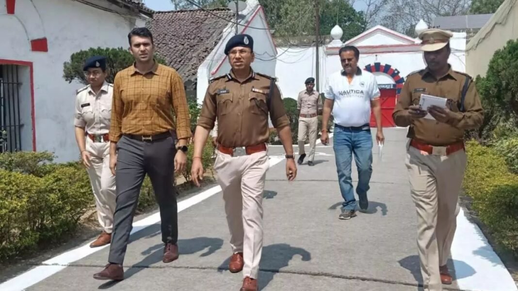 Raigarh District Jail Inspection : जिला जेल में कलेक्टर और एसएसपी का औचक निरीक्षण; बंदियों से की चर्चा, व्यवस्थाएं सुधारने के दिए निर्देश