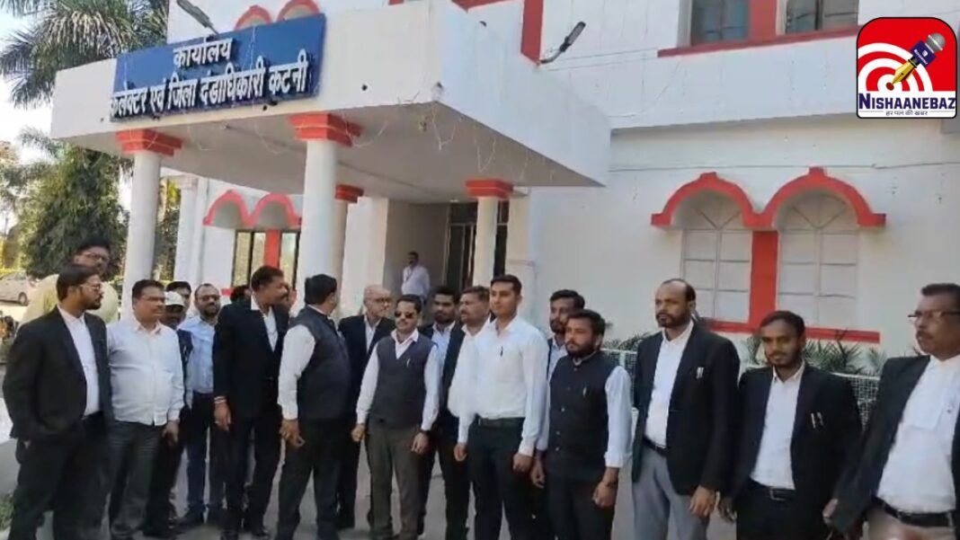 Shivpuri Lawyer Murder Case : कटनी में वकीलों का प्रदर्शन : शिवपुरी में अधिवक्ता की हत्या के विरोध में एक दिन के कार्य का बहिष्कार