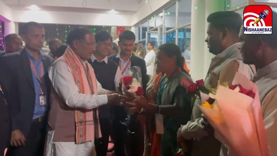 CM Vishnu Deo Sai Koriya Visit : बैकुंठपुर पहुंचे मुख्यमंत्री विष्णुदेव साय: कर्मा नृत्य और मांदर की थाप पर हुआ जोरदार स्वागत