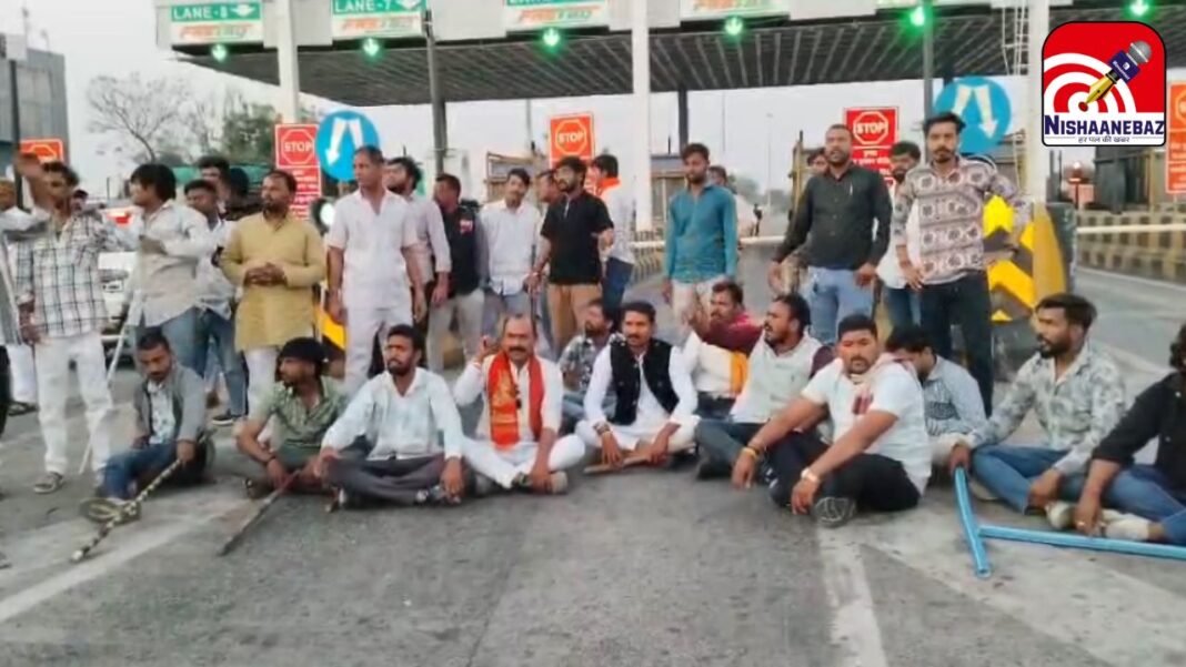 Shajapur Maksi Toll Plaza : शाजापुर: मक्सी टोल प्लाजा पर बजरंग दल और विहिप का जोरदार प्रदर्शन; अभद्रता के आरोप में जमकर हुई नारेबाजी