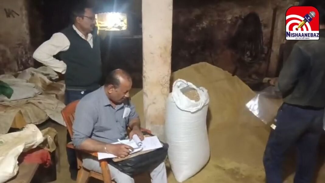 Gwalior Food Department Raid : मिलावटी मसाला फैक्ट्री पर प्रशासन का छापा; लकड़ी का बुरादा और गेहूं की भूसी मिलाकर तैयार हो रहे थे घातक मसाले