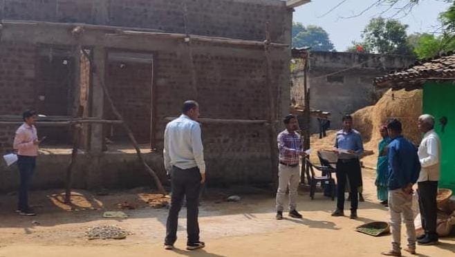 Makdi PM Awas Inspection : जिला पंचायत सीईओ का माकड़ी दौरा: पीएम आवास निर्माण में देरी पर दो सचिवों को थमाया नोटिस