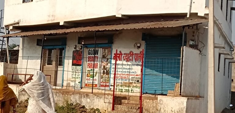Jholachhap Doctor Action Raipur : झोलाछाप डॉक्टर के अवैध क्लीनिक पर चला प्रशासन का डंडा; बीएमओ ने पुलिस के साथ मिलकर की सीलबंद की कार्रवाई