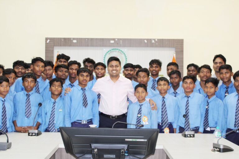Education Tour Sukma Students : प्रशासनिक कामकाज को करीब से जाना: जिला दर्शन कार्यक्रम के तहत चितलनार के छात्रों ने समझी जिला पंचायत की कार्यप्रणाली