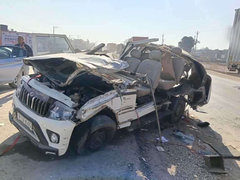 Rewa Road Accident Today : सिरमौर रोड पर ट्रक ने बोलेरो को मारी टक्कर; सभी 6 घायल वेंटिलेटर पर, हालत बेहद नाजुक