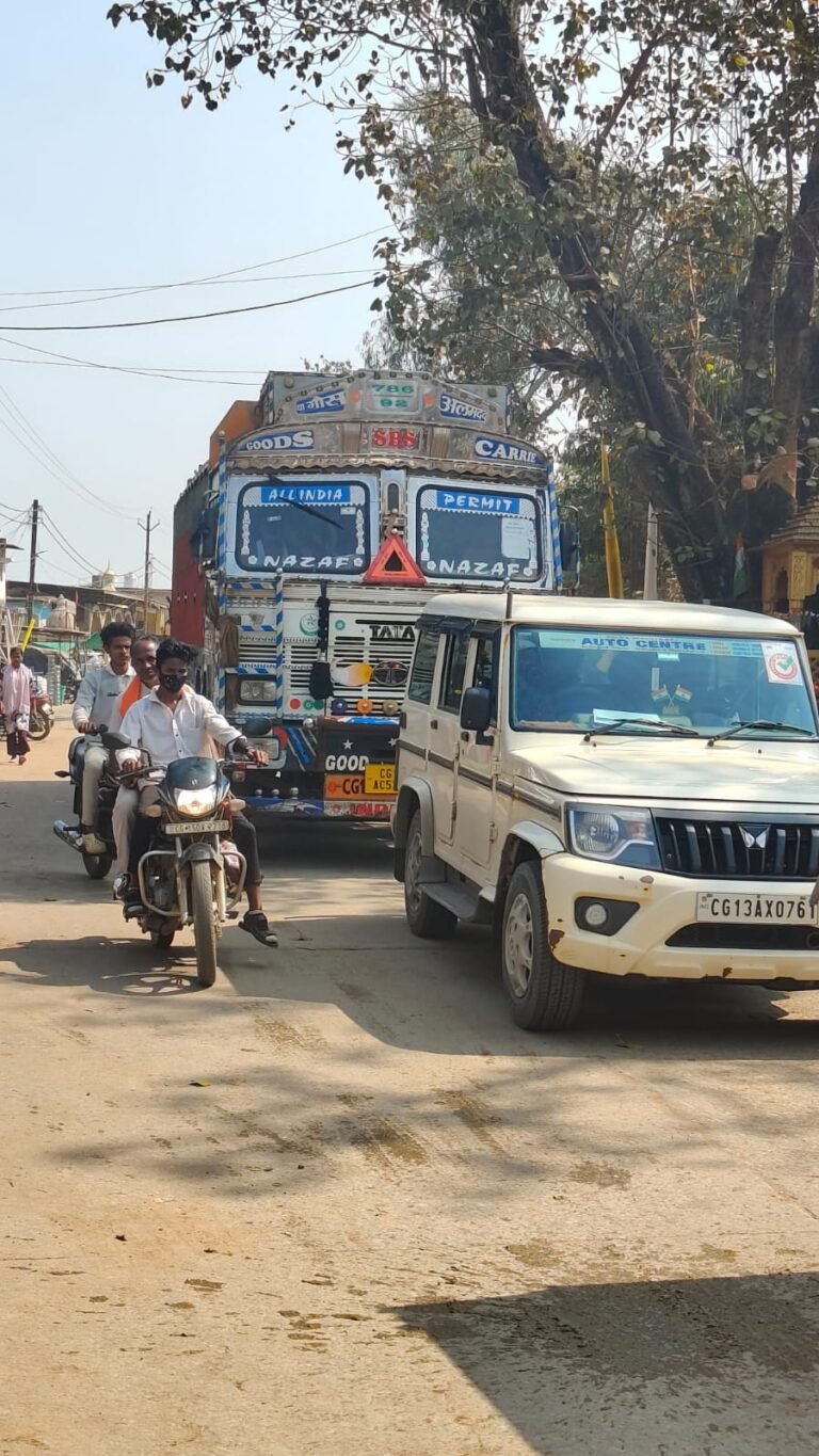 Gharghoda Raigarh News : नियमों का ‘वीआईपी’ उल्लंघन: घरघोड़ा में प्रतिबंध के बोर्ड सिर्फ दिखावा, भारी वाहनों को नहीं किसी का डर