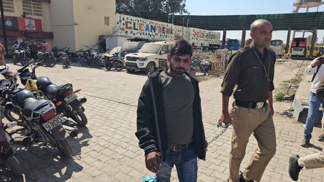 Social Media Viral Video Arrest : दहेज की मांग पूरी न होने पर पति ने पत्नी के अंतरंग वीडियो किए वायरल; पल्सर पर हथियार लेकर ससुराल पहुँचा आरोपी गिरफ्तार