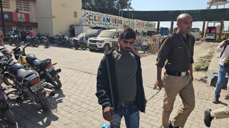 Social Media Viral Video Arrest : दहेज की मांग पूरी न होने पर पति ने पत्नी के अंतरंग वीडियो किए वायरल; पल्सर पर हथियार लेकर ससुराल पहुँचा आरोपी गिरफ्तार