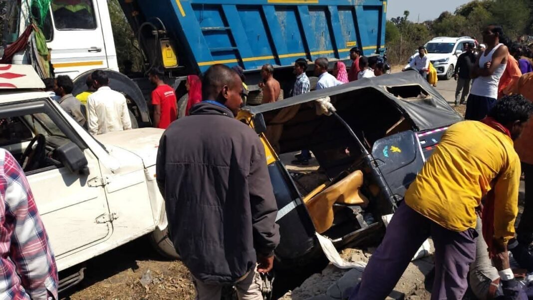 Singrauli Road Accident News : पिकअप और ऑटो की आमने-सामने जोरदार भिड़ंत; स्टेयरिंग लॉक होने से अनियंत्रित हुआ वाहन, कई घायल