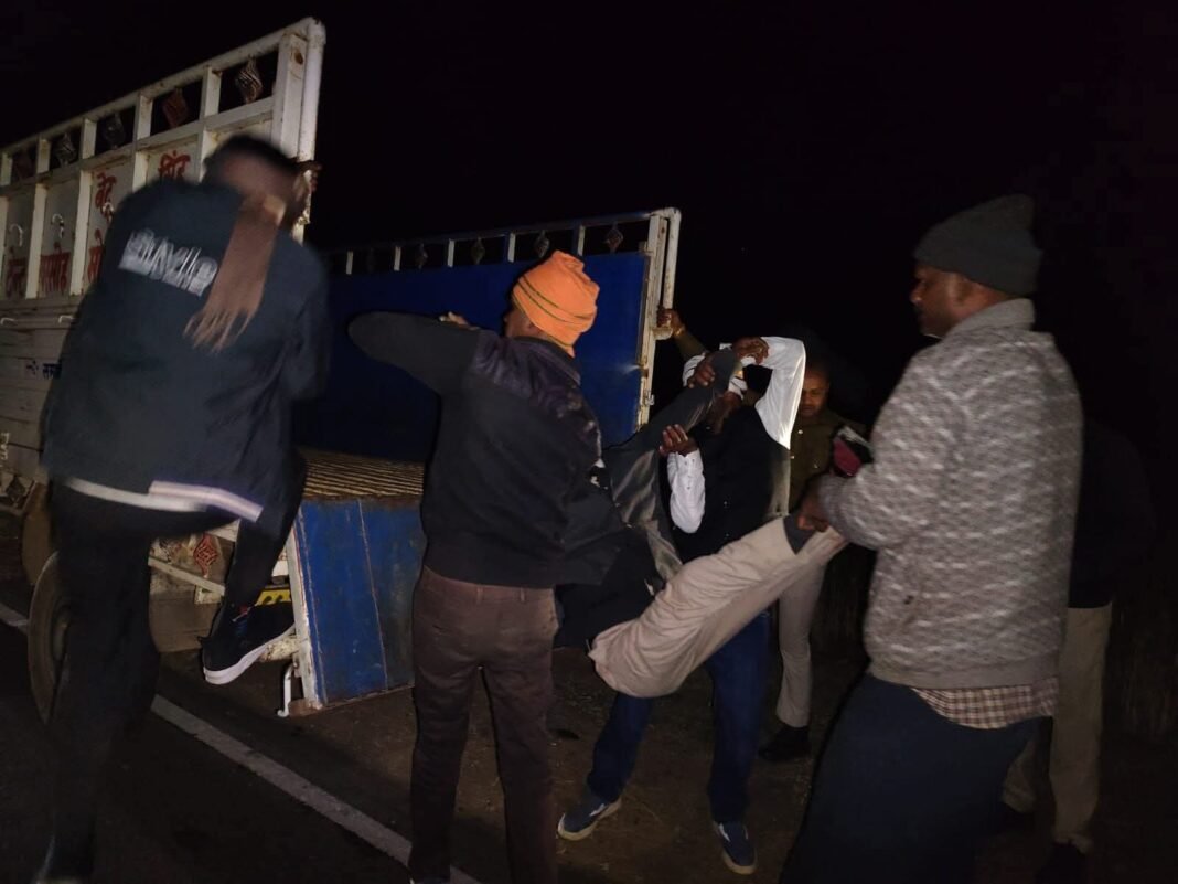 Jiyawan Police Station Update : अज्ञात वाहन ने दो बाइकों को मारी टक्कर; पिता, पुत्र और रिश्तेदार की मौके पर ही मौत, एक गंभीर घायल