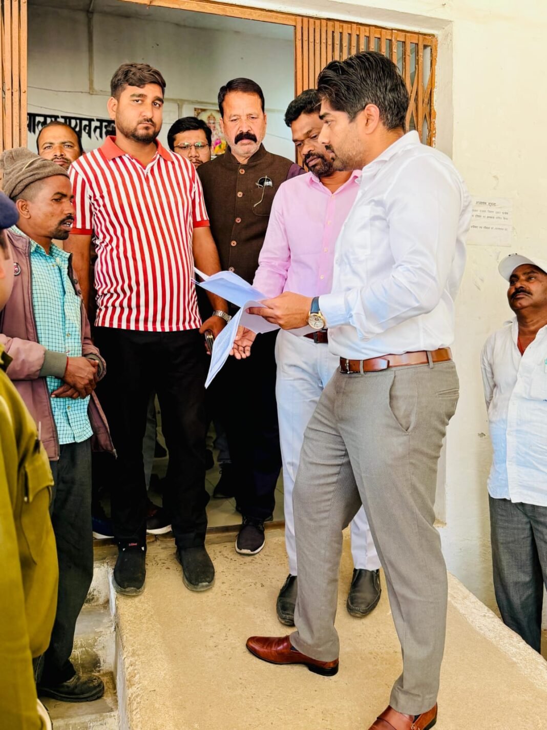 Singrauli Collector Gaurav Bainal Inspection : सिंगरौली प्रशासन की बड़ी कार्रवाई: औचक निरीक्षण में खुली पोल, लापरवाह राजस्व अमले को कलेक्टर की सख्त चेतावनी