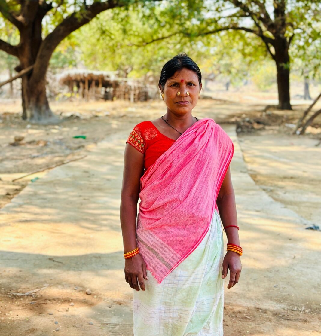 Sukma Mahtari Vandan Yojana News : सुकमा में मोदी की फैन बनीं ग्रामीण महिलाएं: बड़ेसेट्टी की पोडियम माड़के बोलीं- “मोदी ने भेजी है महतारी वंदन की राशि”