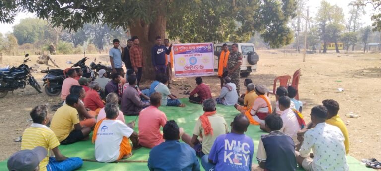 Kondagaon Police Community Policing : सामुदायिक पुलिसिंग से कोंडागांव में जागरूकता की बयार: छात्रों और ग्रामीणों को यातायात नियमों का पढ़ाया पाठ