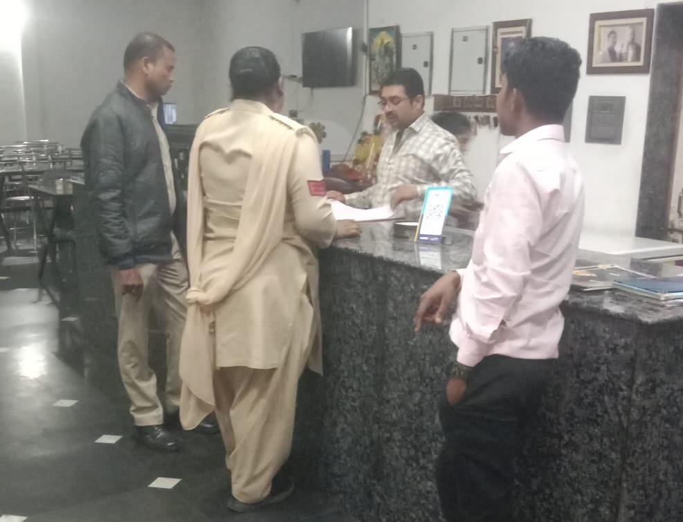 Hotel Dhaba Inspection CG : धमतरी पुलिस की बड़ी कार्रवाई; जिलेभर के होटल, ढाबा और लॉजों में सघन जांच, अवैध शराब परोसने वालों को चेतावनी
