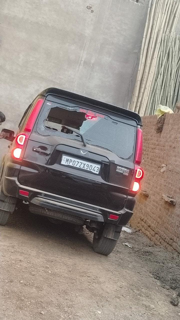 Gola Ka Mandir Police Station : सीसीटीवी में कैद हुई गुंडागर्दी: गोला का मंदिर क्षेत्र में अज्ञात हमलावरों ने वाहनों को बनाया निशाना