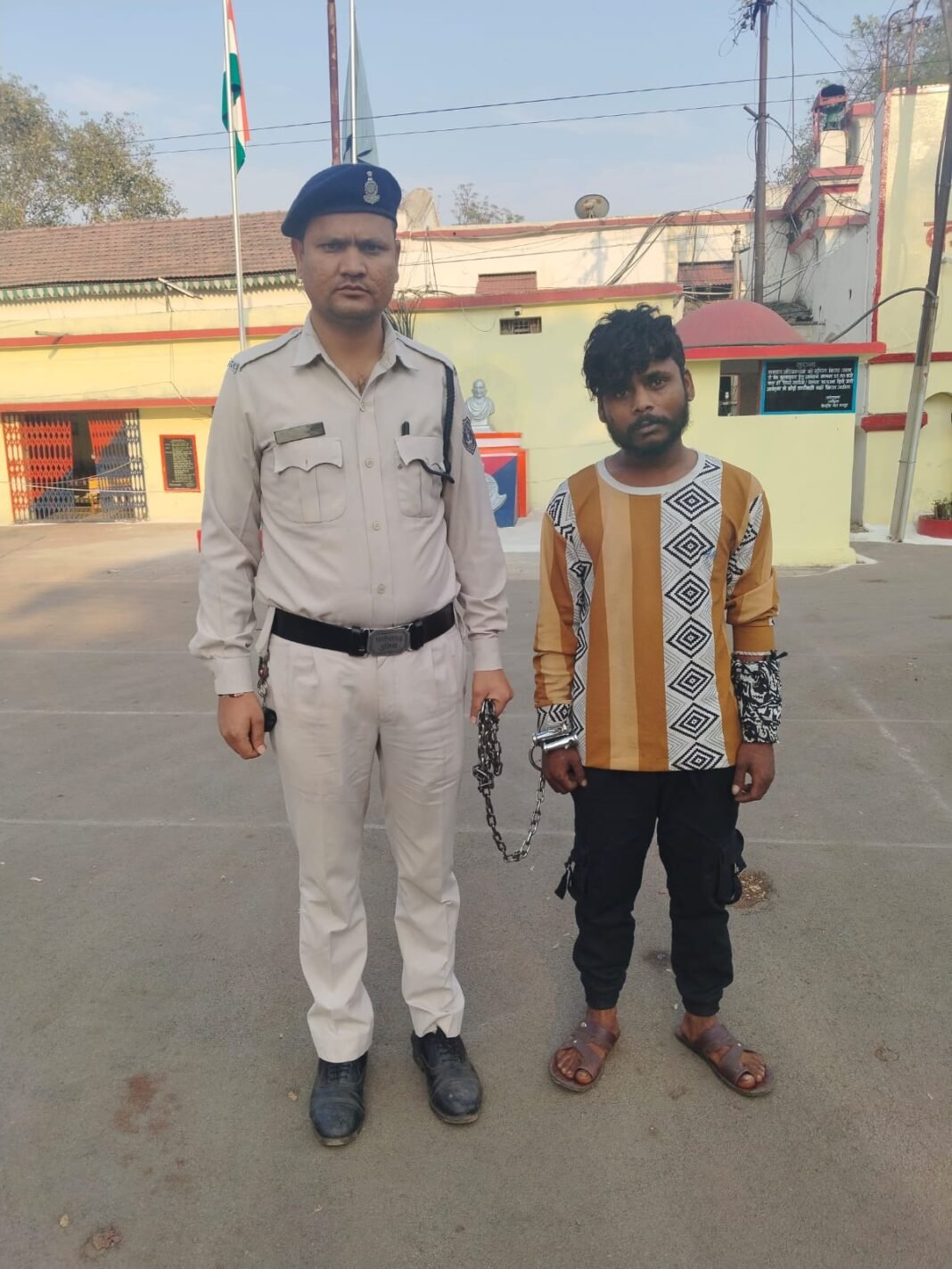 Raipur Azad Chowk Police Action : रायपुर में लिफ्ट देकर लूटने वाला गिरोह सक्रिय: आजाद चौक पुलिस ने चाकू के साथ एक आरोपी को दबोचा