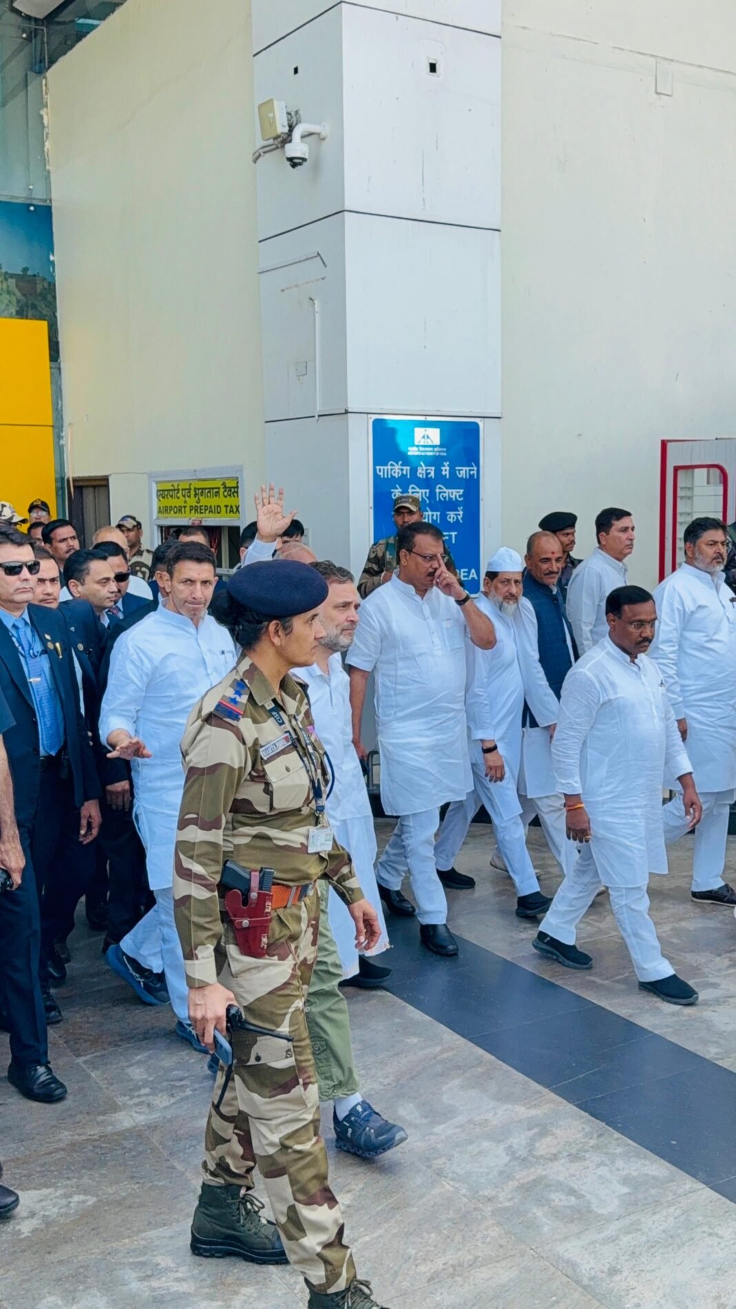 Mallikarjun Kharge Kisan Chaupal : भोपाल: किसान महाचौपाल के लिए राहुल गांधी और मल्लिकार्जुन खड़गे का आगमन; स्टेट हैंगर पर हुआ जोरदार स्वागत