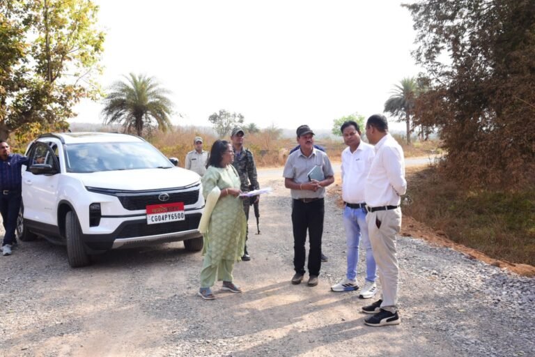 Kondagaon Collector News : माकड़ी: कलेक्टर ने जल जीवन मिशन और स्वास्थ्य सुविधाओं का लिया जायजा; अनुपस्थित स्वास्थ्य कर्मियों को नोटिस देने के निर्देश