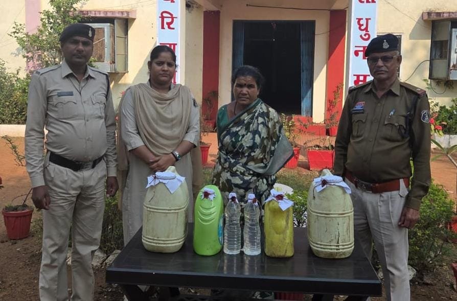 Mahua Liquor Seized Dhamtari : सियारपारा में अवैध शराब के खिलाफ रूद्री पुलिस का बड़ा एक्शन; महिला के कब्जे से 42 लीटर महुआ शराब जब्त, भेजी गई जेल