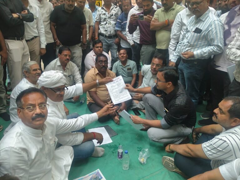 Paryavaran Bhavan Protest : नया रायपुर : पर्यावरण भवन में खनिज पट्टेदारों का मौन प्रदर्शन; 3 साल से लंबित एनओसी पर फूटा गुस्सा, रोजगार ठप्प होने की चेतावनी