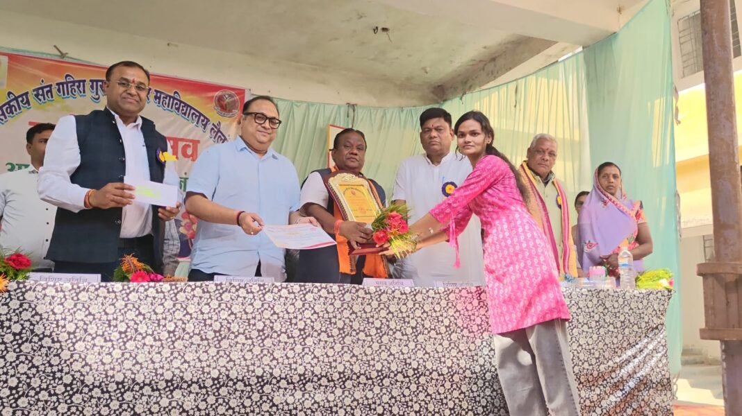 Lailunga College Topper : उमे सलमा को मिला ‘स्व. रामभतेरी अग्रवाल प्रतिभावान छात्रा पुरस्कार’; पूर्व मंत्री और जनप्रतिनिधियों ने किया सम्मानित