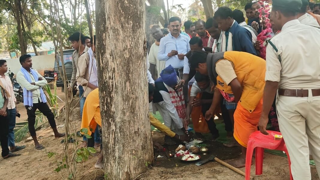 Kondagaon Forest Conservation : जंगलों की सुरक्षा के लिए वन विभाग का ‘मास्टरस्ट्रोक’; पारंपरिक ग्राम प्रमुखों का सम्मान, वनाग्नि रोकने की दी गई ट्रेनिंग