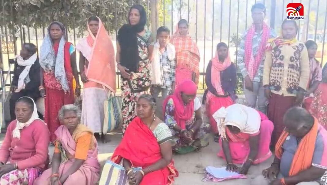 अंबिकापुर : 3 महीने से ग्रामीणों को नहीं मिला सरकारी राशन, बदले में थमाई प्लास्टिक बाल्टी… कलेक्टर से शिकायत