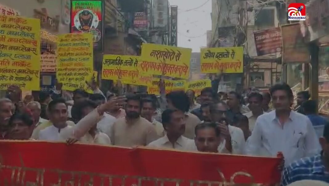 इंदौर सराफा बाजार में व्यापारियों का मौन प्रदर्शन, अनाधिकृत दलालों पर कार्रवाई की मांग
