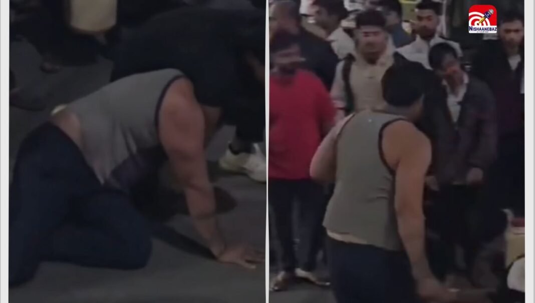 इंदौर : बीच सड़क चले लात-घूंसे, तमाशबीन बनी रही भीड़, Video वायरल