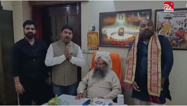 गौहत्या के मुद्दे पर कांग्रेस प्रतिनिधिमंडल की गुफा मंदिर धाम में संत से मुलाकात