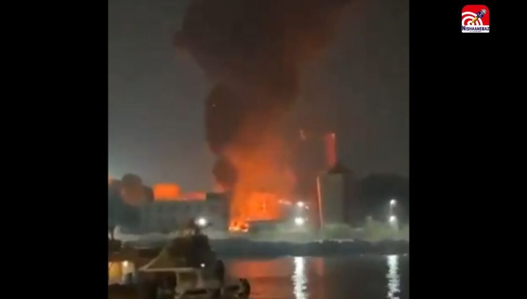 मुंबई : नेवी डॉकयार्ड में देर रात आग, मची अफरा-तफरी, गेटवे ऑफ इंडिया के पास बढ़ी हलचल