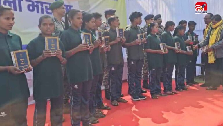 बीजापुर में 12 नक्सलियों ने किया सरेंडर, AK-47 और SLR समेत आत्मसमर्पण