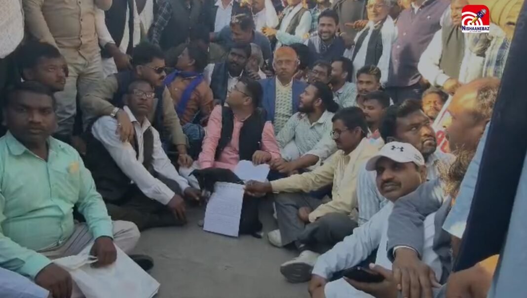 M.P News : रीवा में प्रदर्शन के दौरान हंगामा, 300 अज्ञात पर एफआईआर दर्ज, ज्ञापन सौंपने को लेकर घंटों चला विवाद