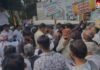 M.P News : इंदौर में अंशधारक किसानों ने कलेक्टर कार्यालय घेरा, जमीन देने के फैसले पर आपत्ति