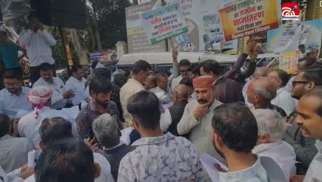 M.P News : इंदौर में अंशधारक किसानों ने कलेक्टर कार्यालय घेरा, जमीन देने के फैसले पर आपत्ति