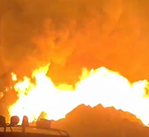 Burhanpur News : प्लास्टिक बारदाना गोदाम में लगी भीषण आग, दो घंटे की मशक्कत के बाद पाया गया काबू