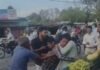 Reva News : थाने से चंद कदम दूर नशेड़ी का उत्पात, जूस विक्रेता ने बीच सड़क चप्पलों से की पिटाई Reva News